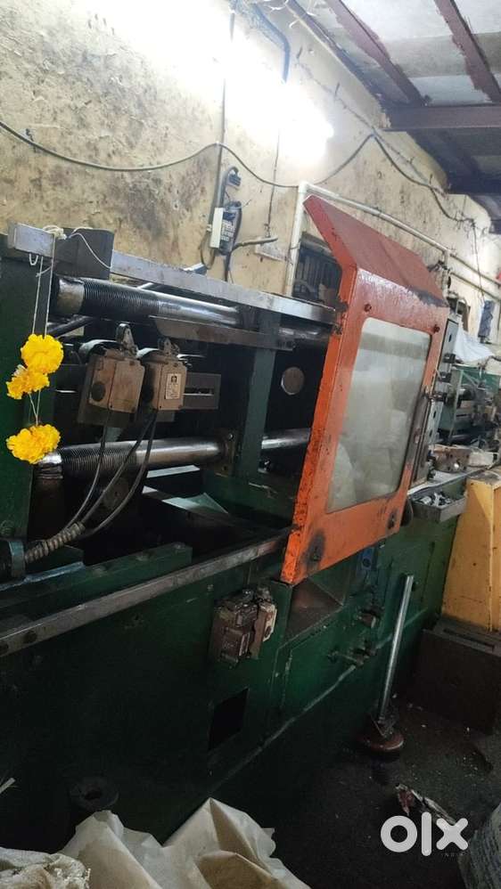 Plastic injection moulding machine