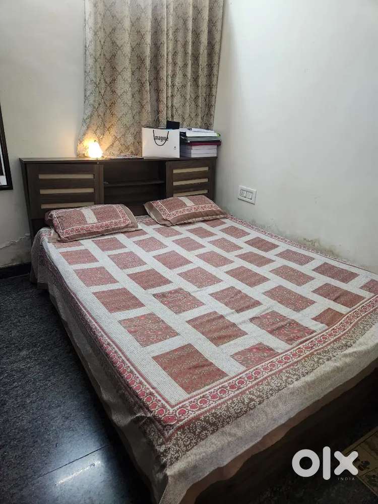 FOR SALE :  QUEEN SIZE BED WITH MATTRESS.- ₹12000