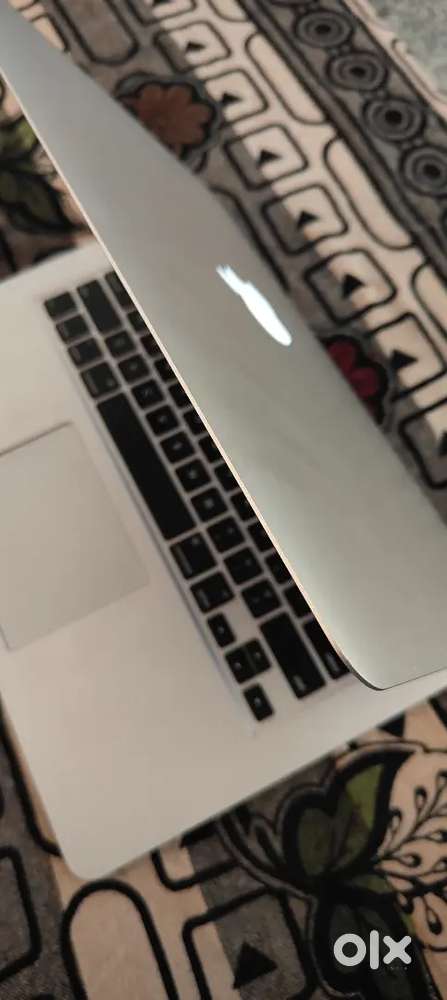 Apple: MacBook Air 
Year: 2017 
Screen: 13-inch 
Color: