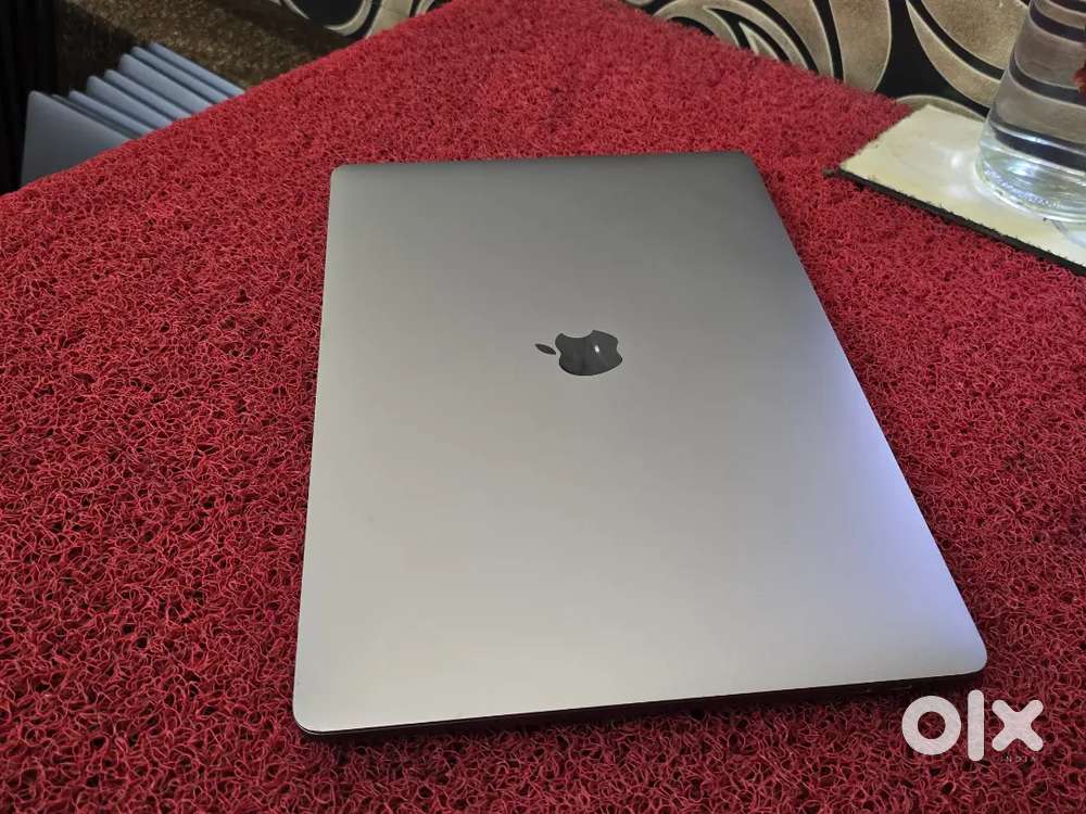Apple Macbook Pro i9 16gb 512gb 5.5gb GRAPHICS 15inch Retina Touchbar