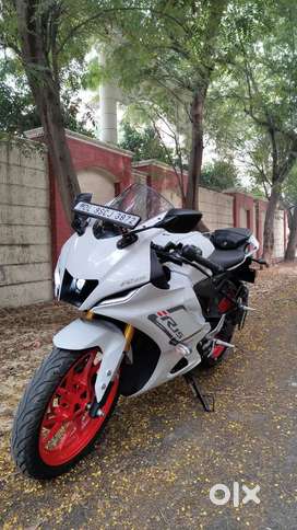 YAMAHA R15 V4 WHITE