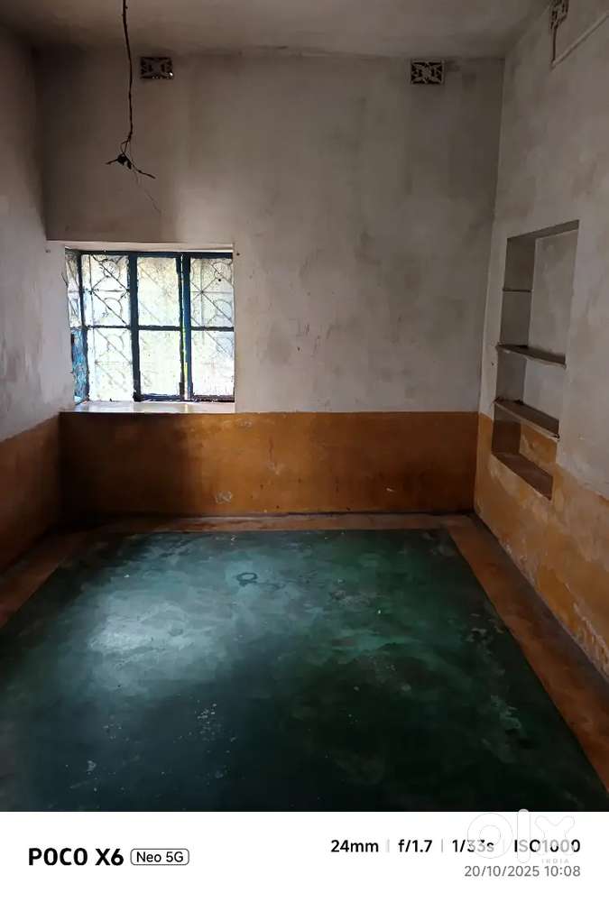 একটি বড় ঘর সহ একটা কিচেন আছে ঠিকঠাক