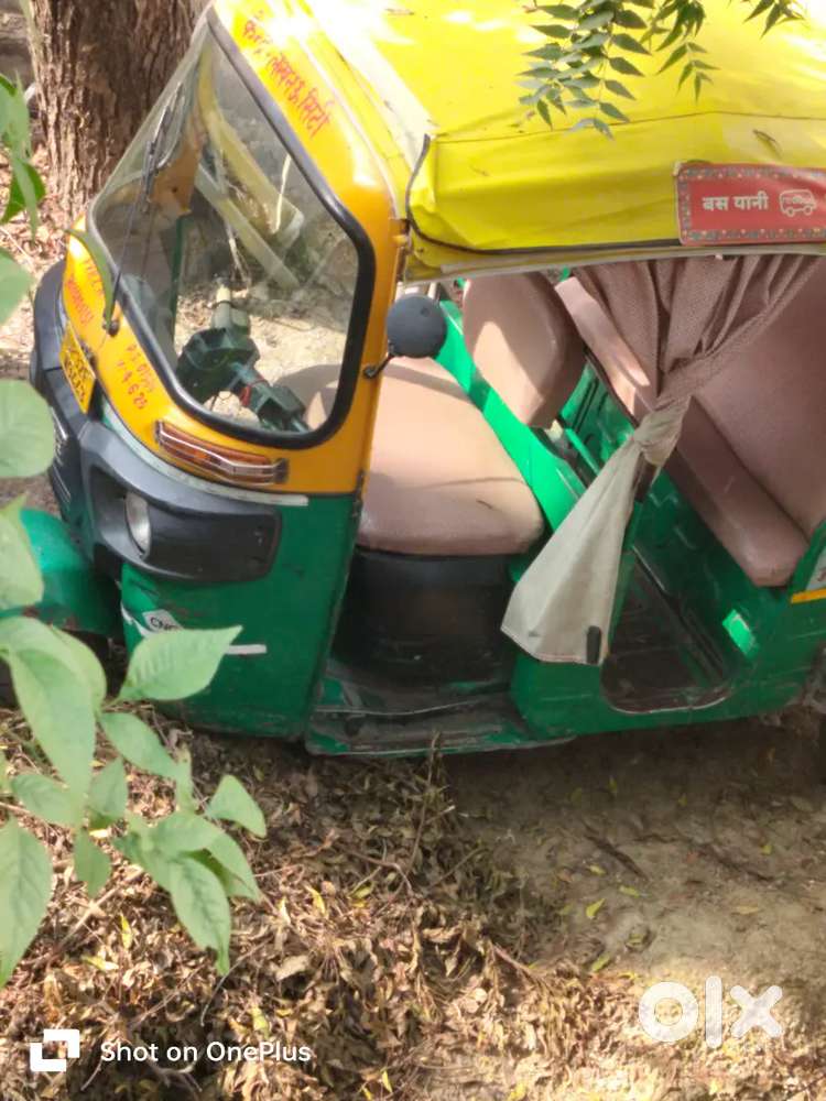 CNG auto riksha chalane ke liye driver ki avashyakta Hai