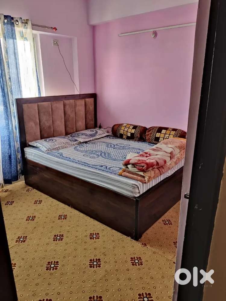 6 x 6.5 Bed, 3 door almirah