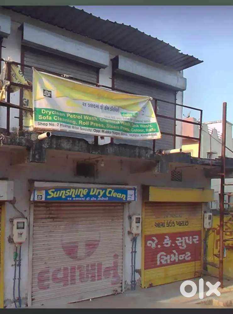 Road tuched shop and famous area, parking area available for rent