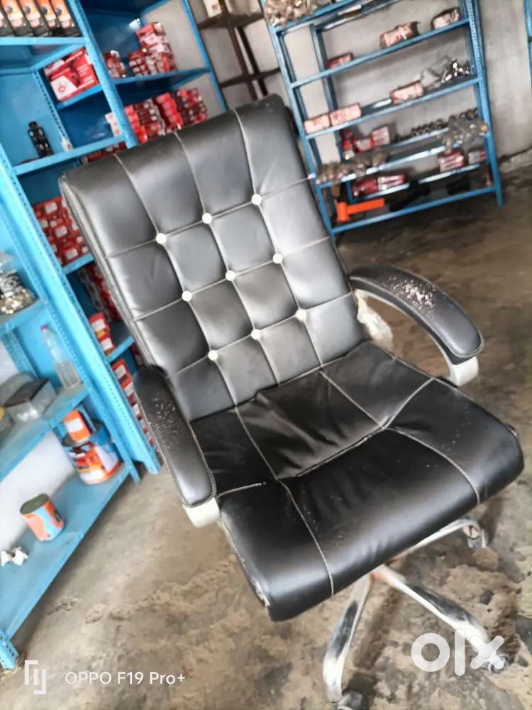Chair with showker