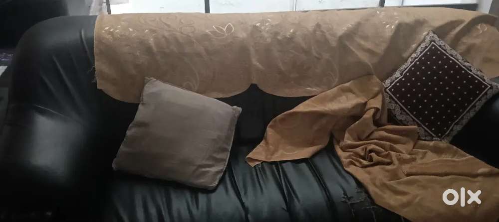 Mjhe yeh godrej ka sofa sell Krna hai table k sath...