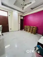 Female 1bhk master bedroom flat is vacant in 3bhk flat