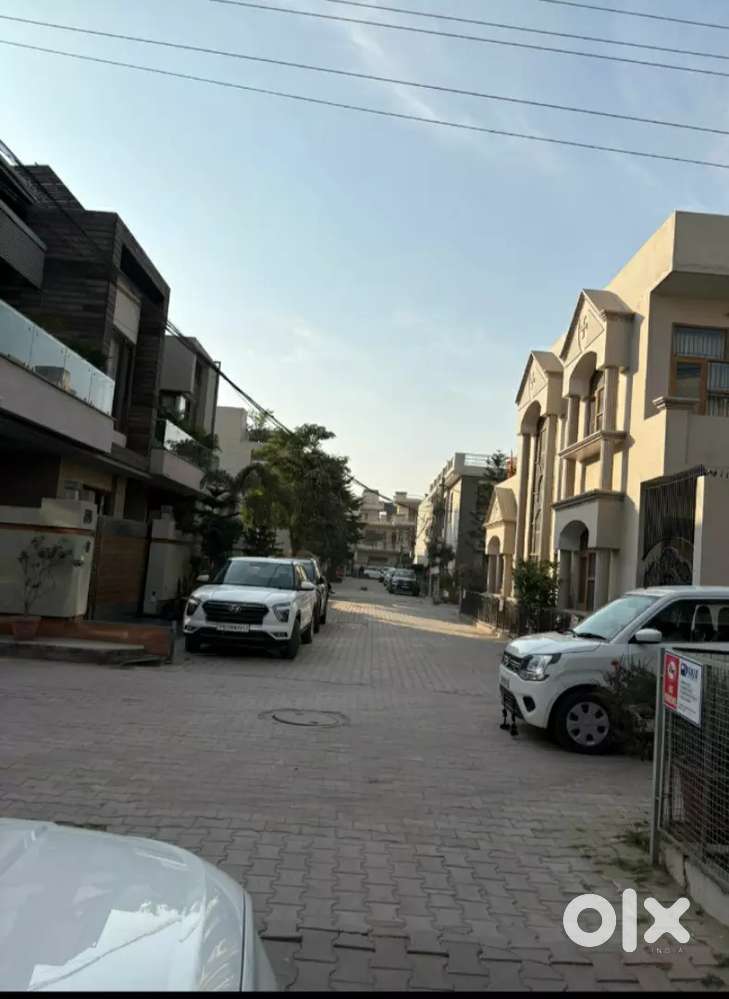 105gaj west facing plot available in basant avenue
