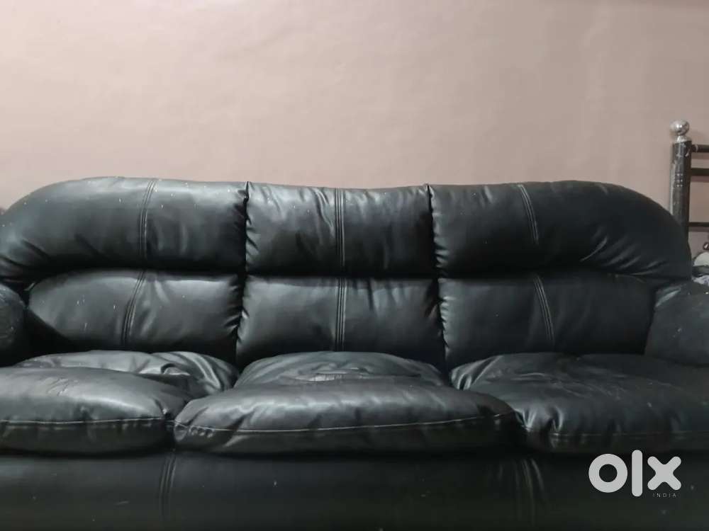 Premium 5-Seater leather Sofa Set – Excellent Condition
ya