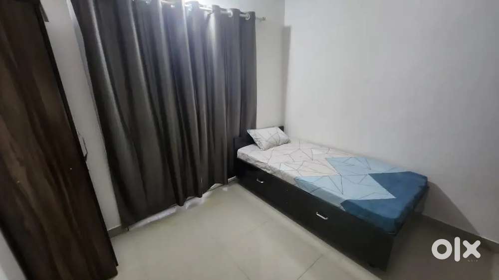 1bhk flat immediately available for bachelors or couple