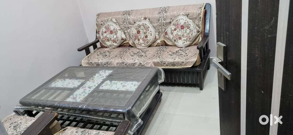 Neat and clean 5 sitter sofa set