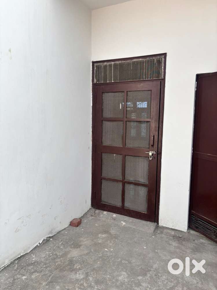 Ye flat pg rajabpur me h Vodafone tower ke paas