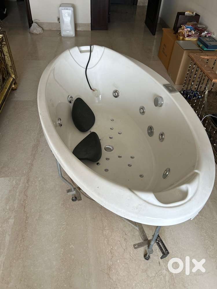 Jacuzzi bath tub
