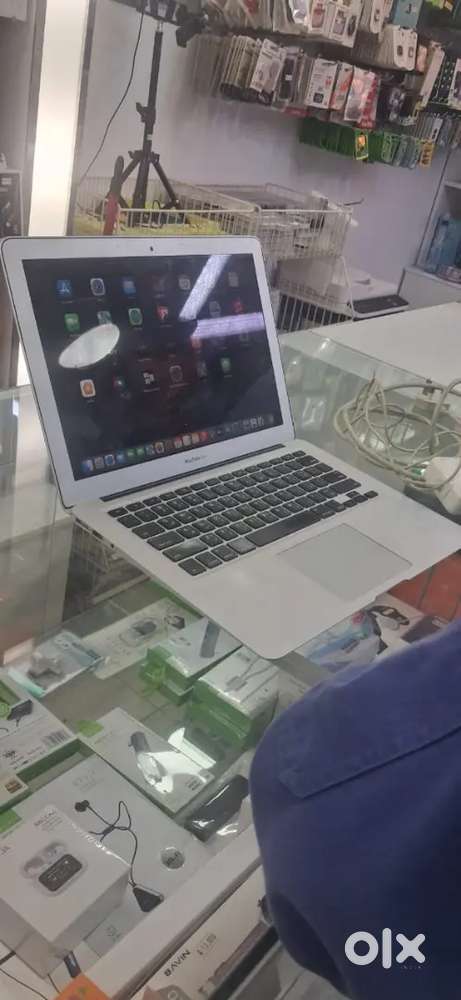 Mackbook air 2017 new condition with charzer