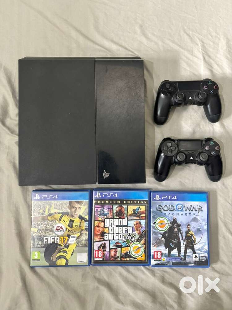 PS4 + 2 joysticks + 3 games