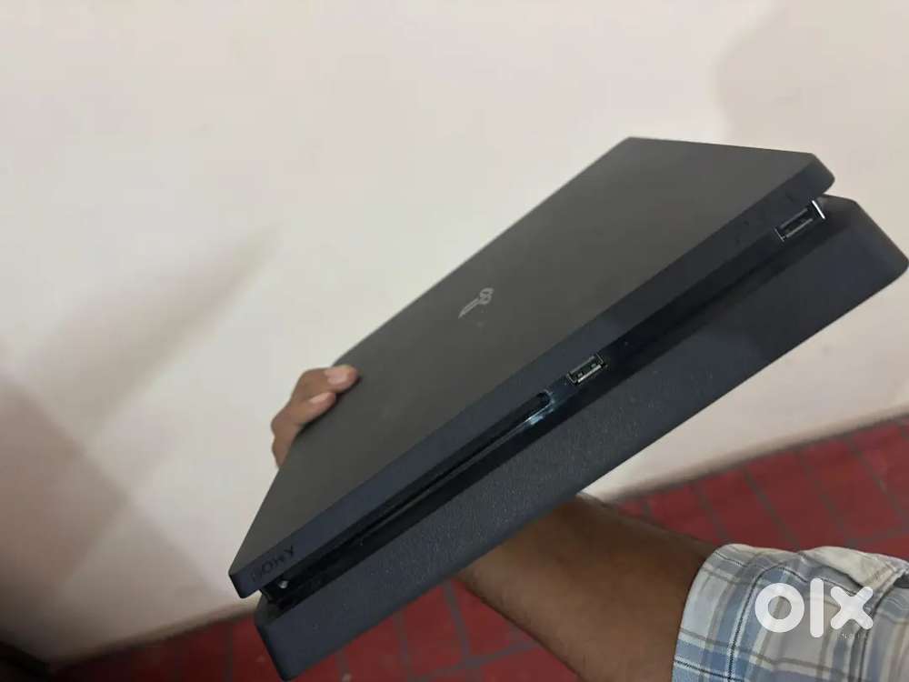 PlayStation 4 slim ( ps4 slim )