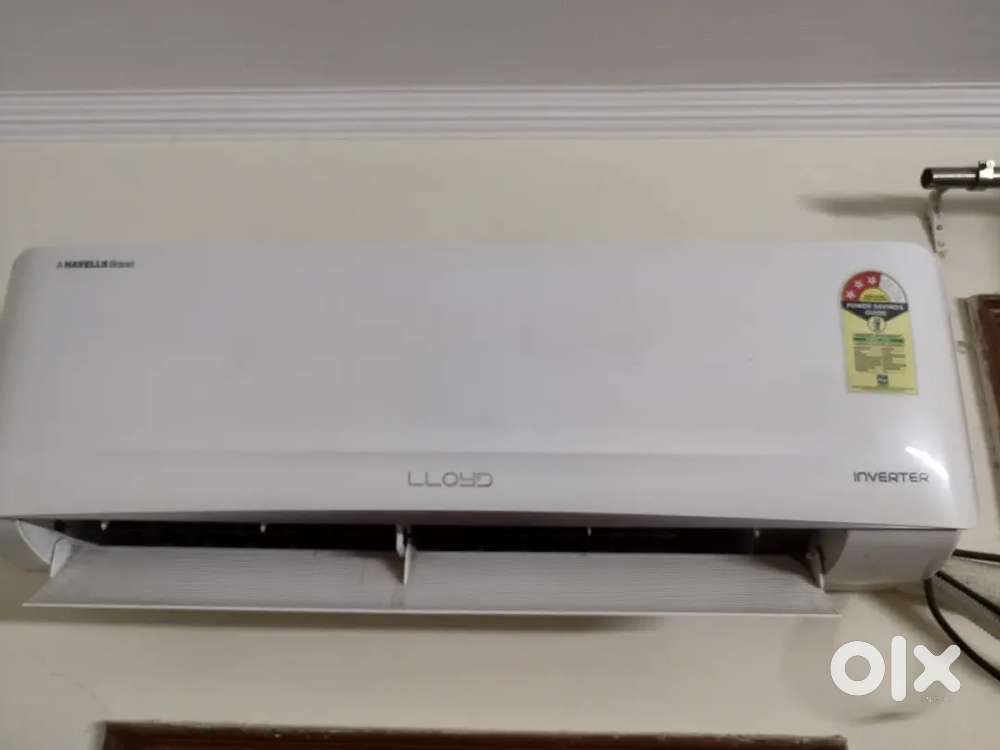 Lloyd split AC in excellent condition.