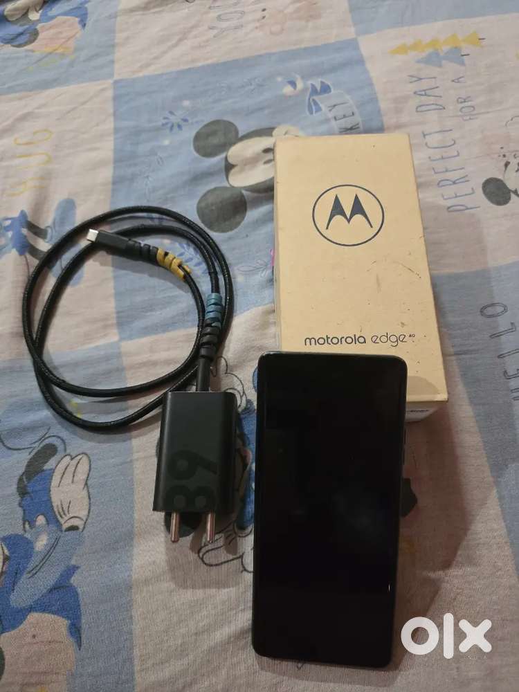 Moto Edge 40 5g, 12 Gb and 256 Gb storage.