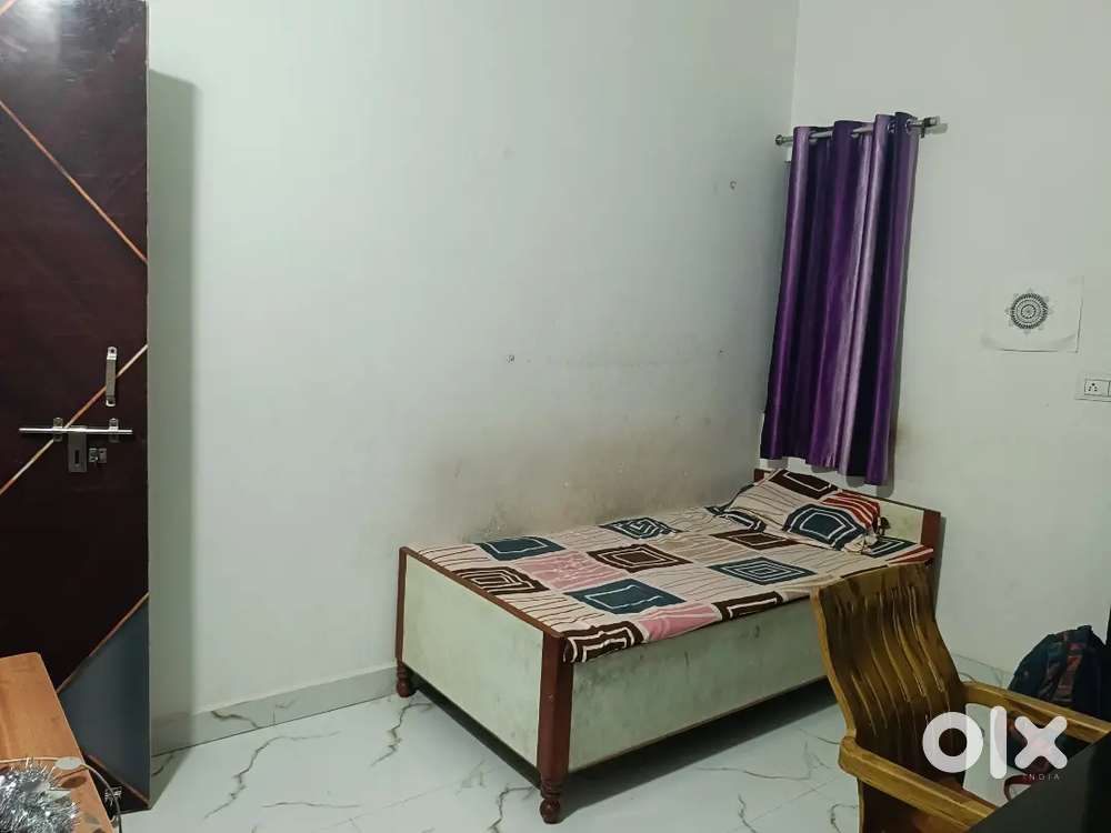 Single room for girls on rent