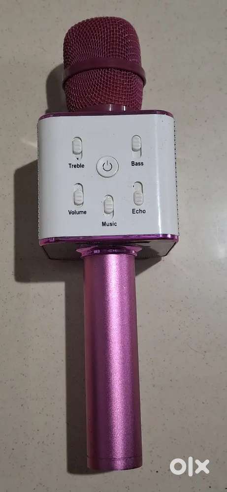 Q7 Handheld Wireless Bluetooth Karaoke Microphone.