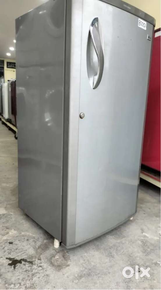 Lg fridge one door mint condition fast colling but one leg broken