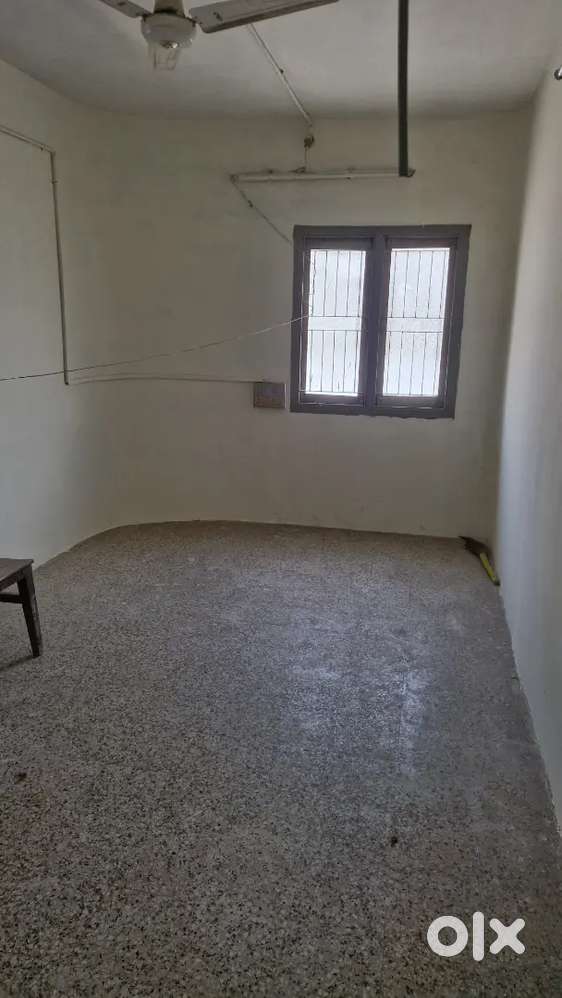 ઓફિસ ભાડે આપવાની છે પડિત નહેરુ માર્ગ  વોશરૂમ તેમજ લિફ્ટ સાથે