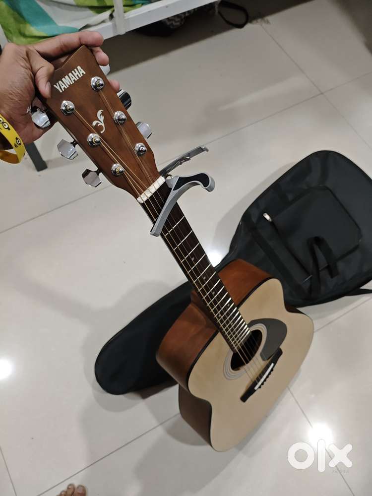 Yamaha F280 Acoustic Guitar with BAG