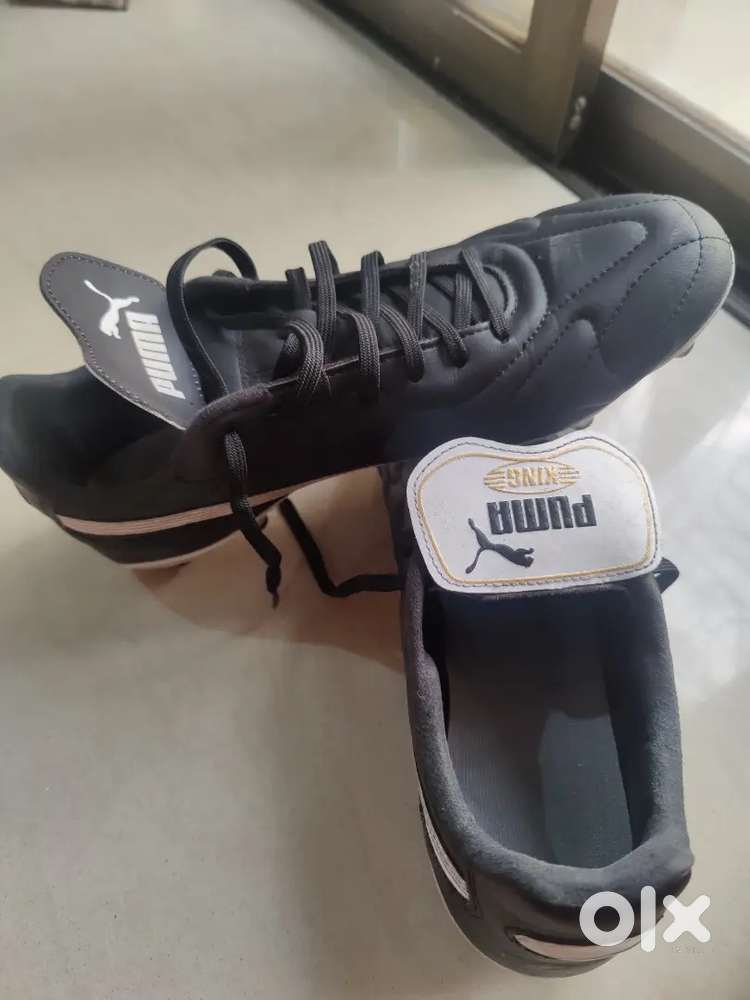 Puma King Top Studs Size 9  Original Black & White  Great  condition