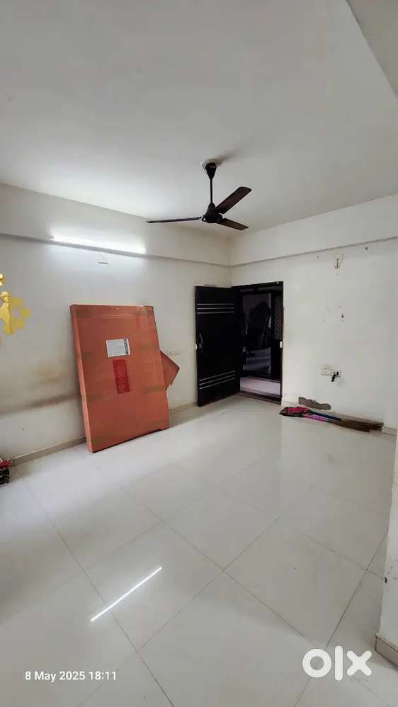 1bhk flat with Balocony on sale. Ready to moov. R