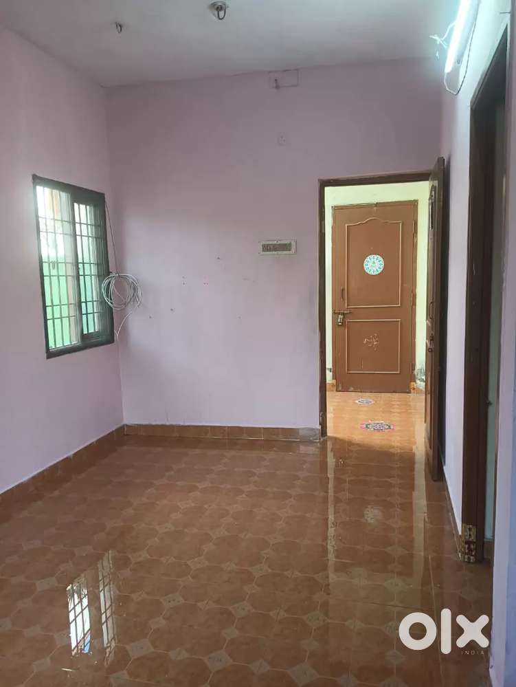 House vacant in parri street choolaimedu.  available with 25k advance
