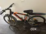 Has gears both in front and back and is a mountain bike