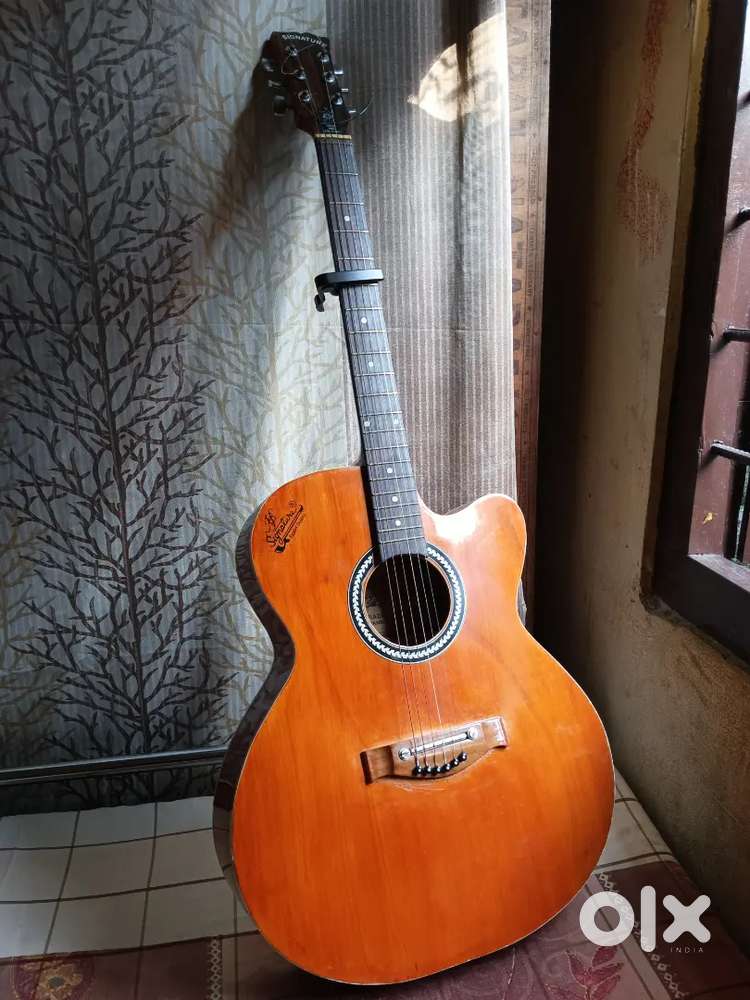 SIGNATURE GUITAR WITH BAG + CAPO