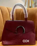 Stylish Maroon Handbag  Elegant Snake-Texture Purse  Like New
