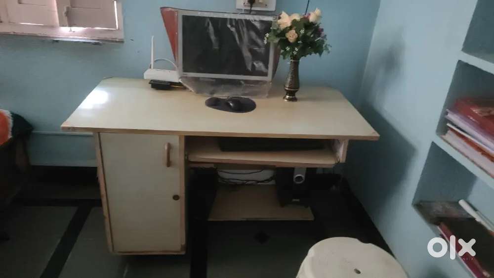 Computer table