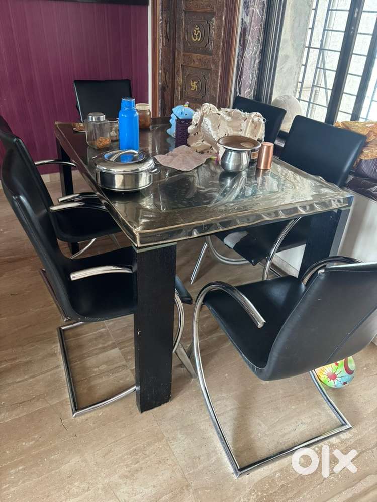 Dining table in good condition