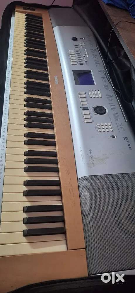 Piano Yamaha and Korg Arranger