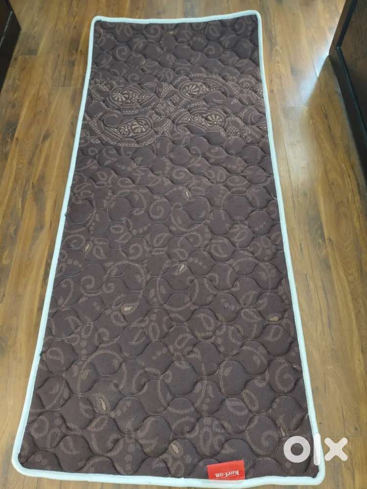 Branded Kurl on yoga mat