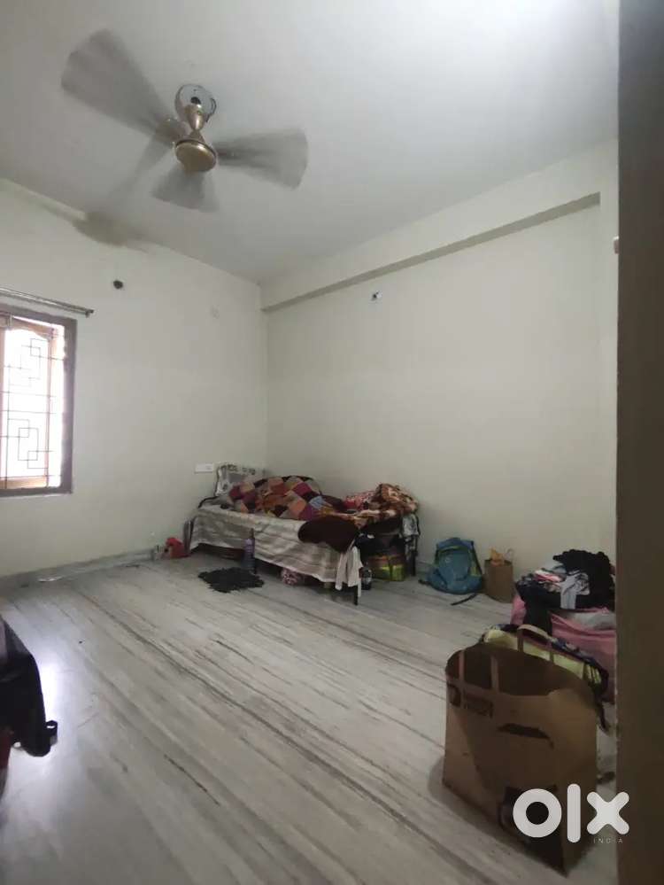 Female roomate for sharing room