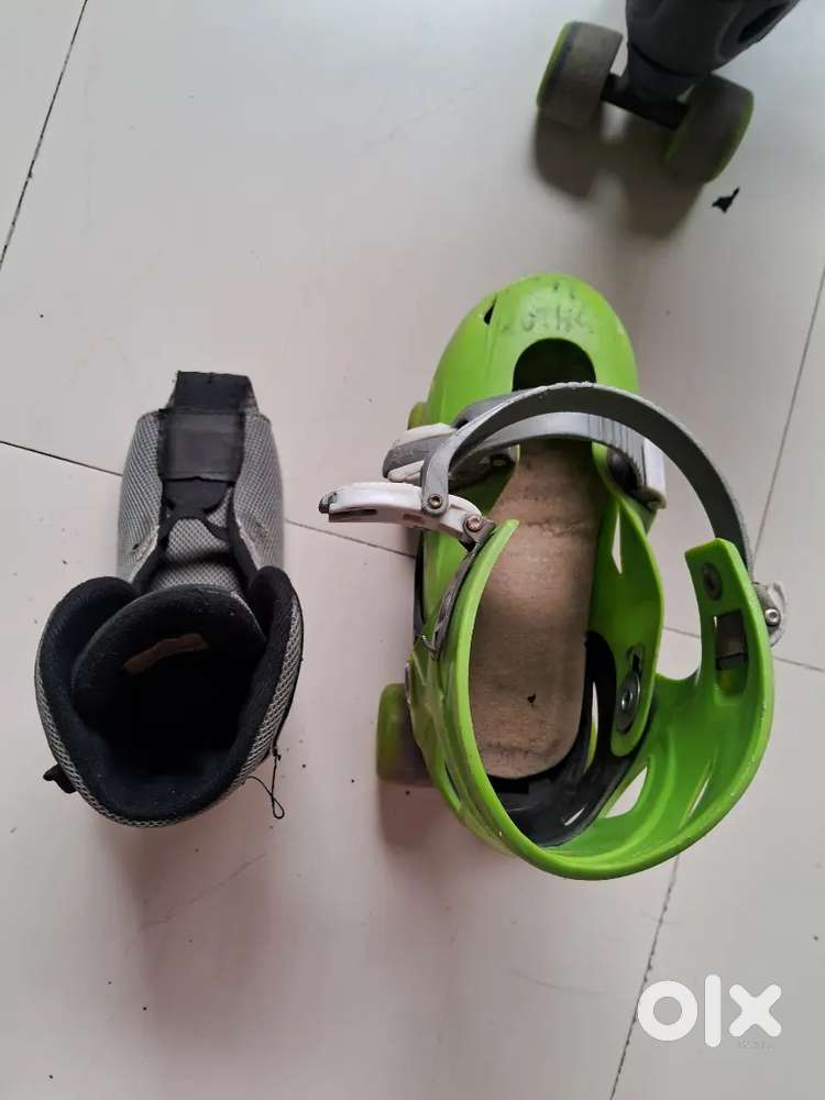 Skates for kids 3 to 5 yrs, 8 to 10 yrs ( 2 pairs)