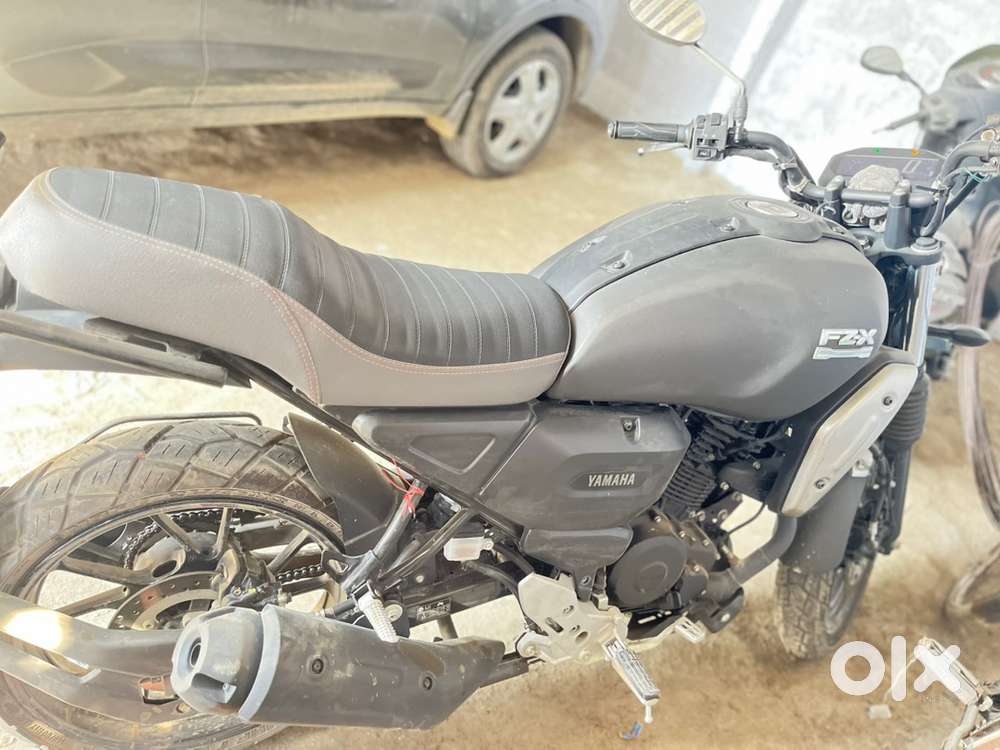 Yamaha FZ-X in metal black
