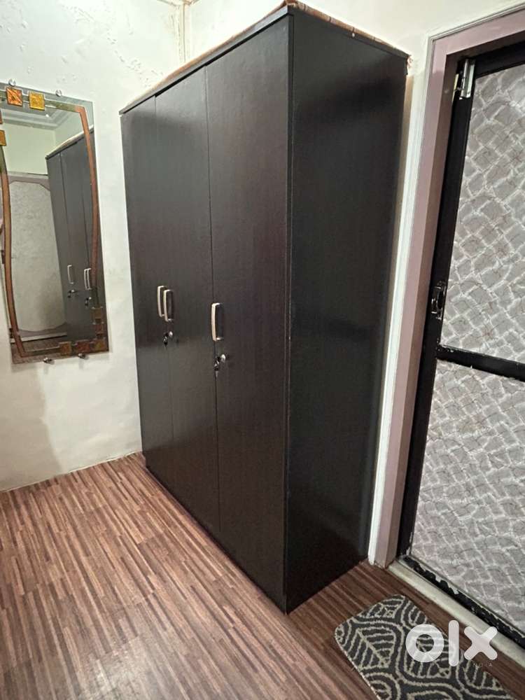 3 door wardrobe with drawer (lockable)