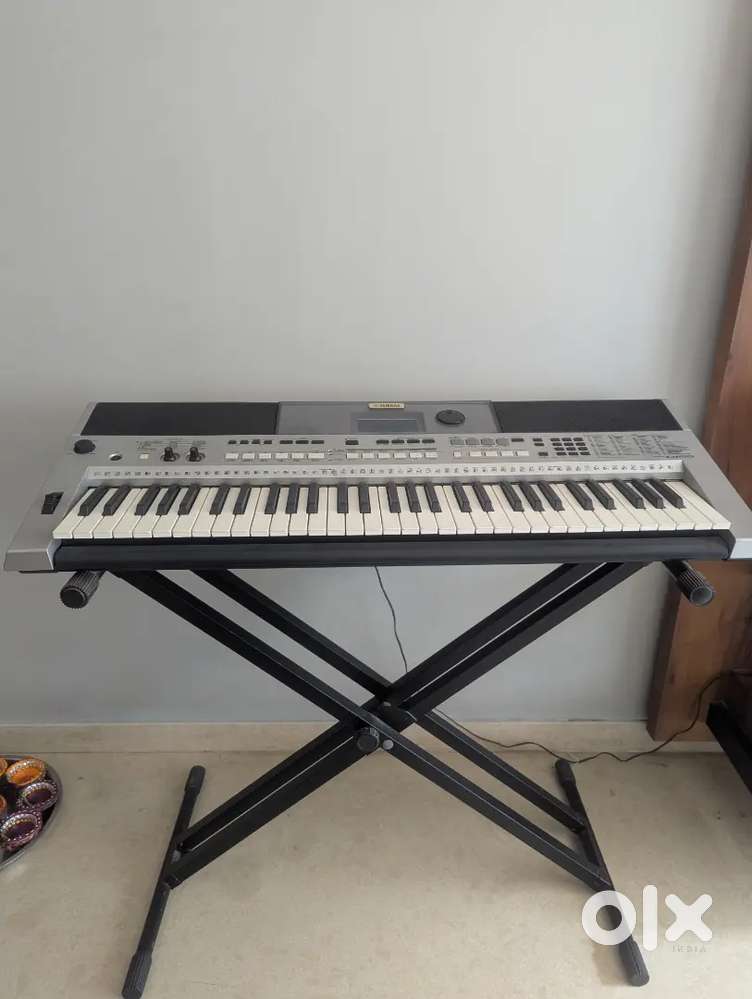 Yamaha Keyboard with stand