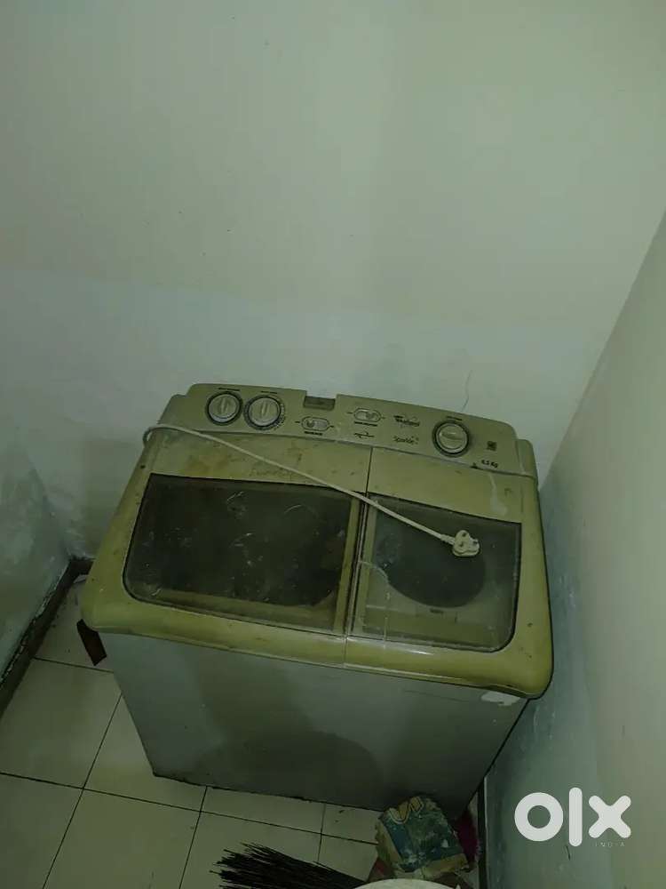 Washing machine chaalu condition niche se leak nhi bs thoda gala h