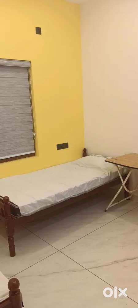 PG avilable for working professionales and students 5 bed avilable