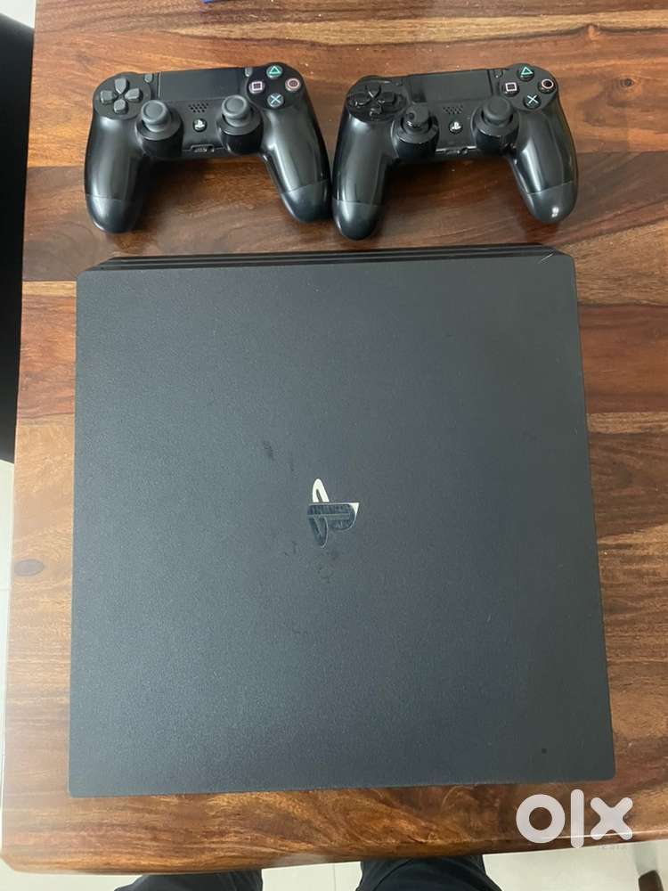 Ps4 Pro with 2 Daulshock 4 Controller