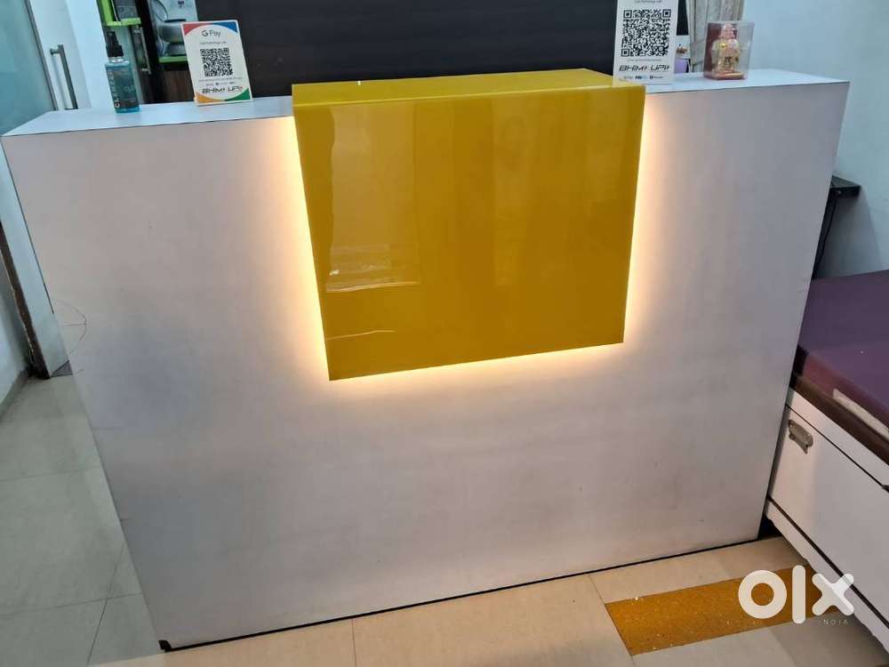 OFFICE RECEPTION TABLE