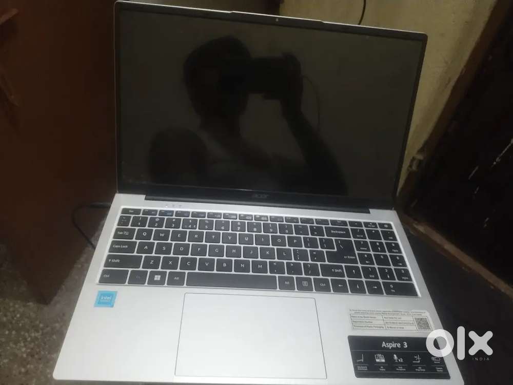 acer aspire 3 ( bilkul new condition ek scretch bhi nhi )