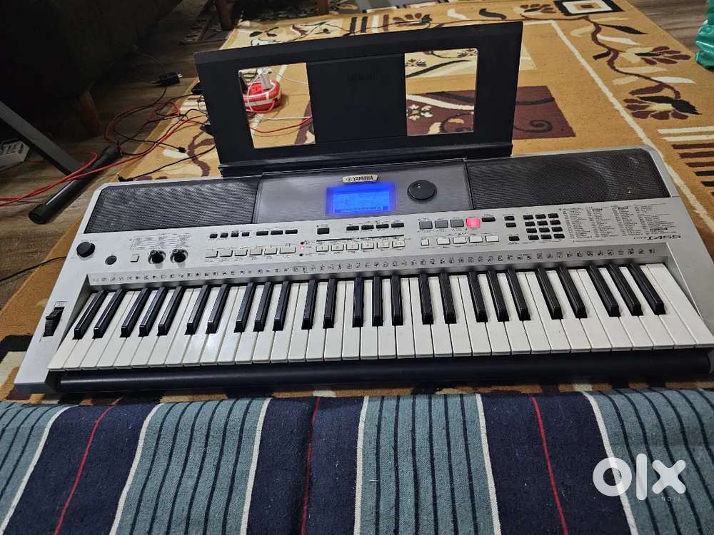 Yamaha PSR i455 keyboard with stand and adaptor in mint condition