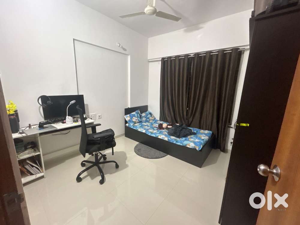 Female flatmate needed